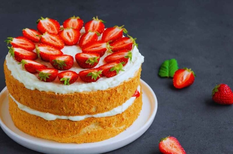 How to Make a Delicious Strawberry Cake Recipe from Scratch