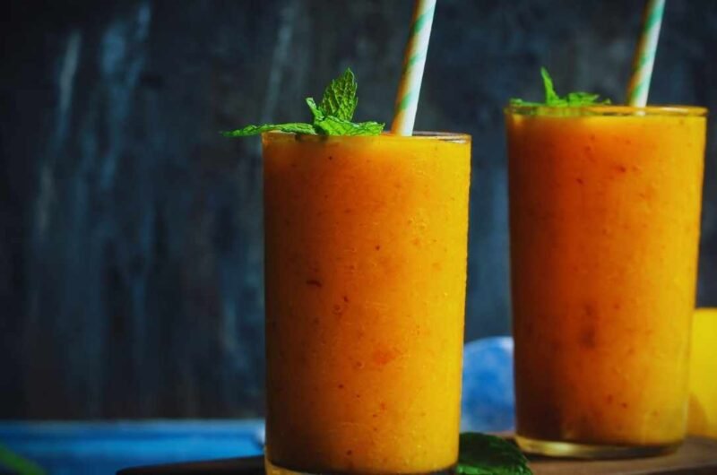 How to Make the Creamiest Peach Smoothie Recipe (Ready in 5 Minutes!)